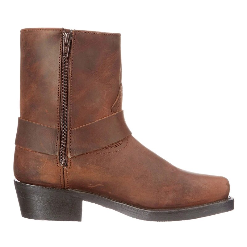 Brauner Lederstiefel von der Seite, mit Reißverschluss an der Innenseite, Riemen am Schaft und niedrigem Absatz. 3