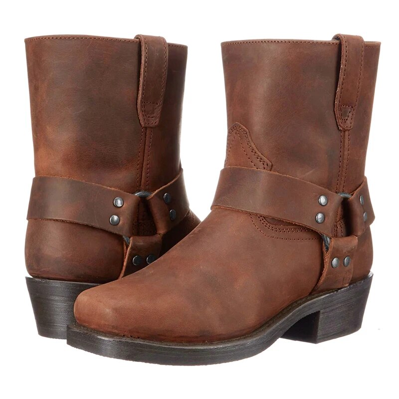 Paar brauner Lederstiefel nebeneinander, links die Fersenseite mit Riemen und Nieten, rechts die Vorderansicht. 4
