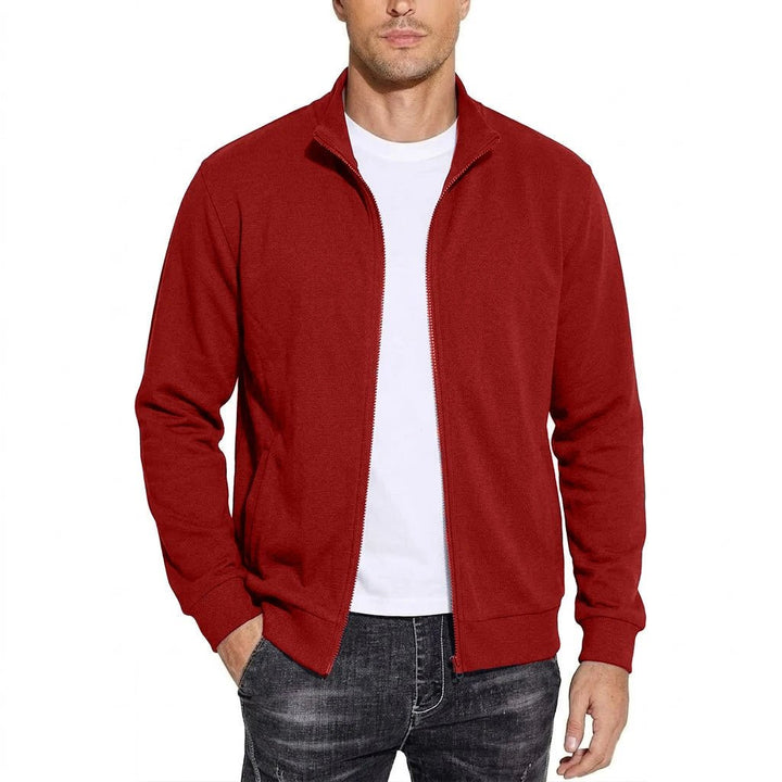 Rote Variante der Sweatshirt-Jacke, frontal von einem Model getragen, offener Reißverschluss über weißem T-Shirt. 4