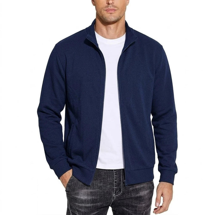 Dunkelblaue Variante der Sweatshirt-Jacke, frontal getragen und offen über weißem T-Shirt, Hand in der Hosentasche. 3