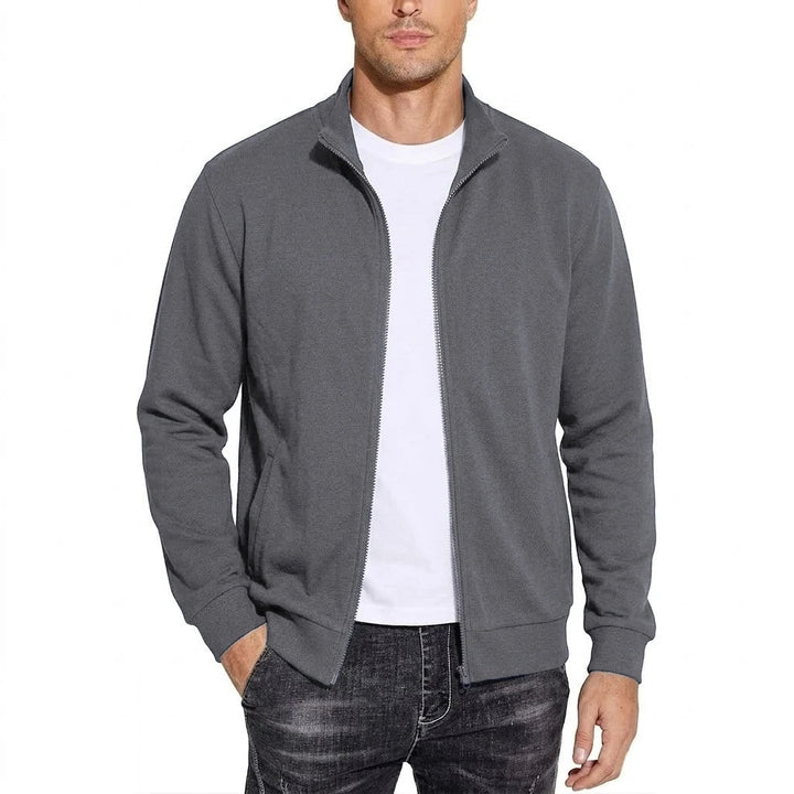 Dunkelgraue Variante der Sweatshirt-Jacke mit Stehkragen, offen getragen über weißem T-Shirt, Vorderansicht. 5