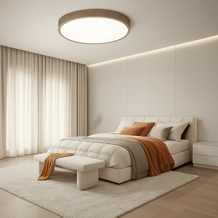 Deckenleuchte mit Holzrand über einem Bett mit cremefarbenem Polster, orangefarbenen Kissen und Decke in einem hellen Schlafzimmer. 12