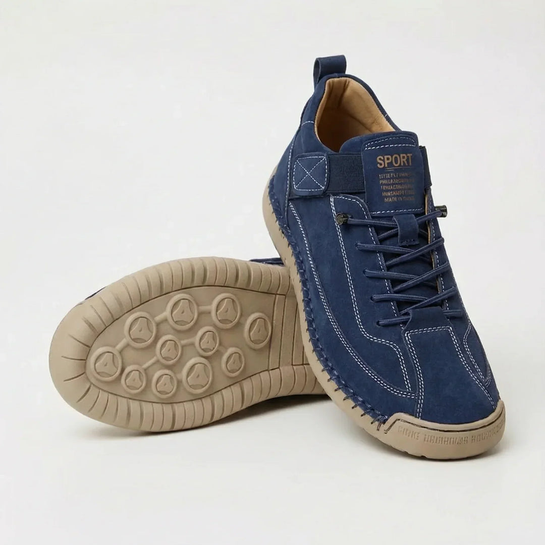 Dunkelblauer Veloursleder-Sneaker mit heller Kontrastnaht und beiger Sohle, ein zweiter Schuh zeigt das Sohlenprofil. 7