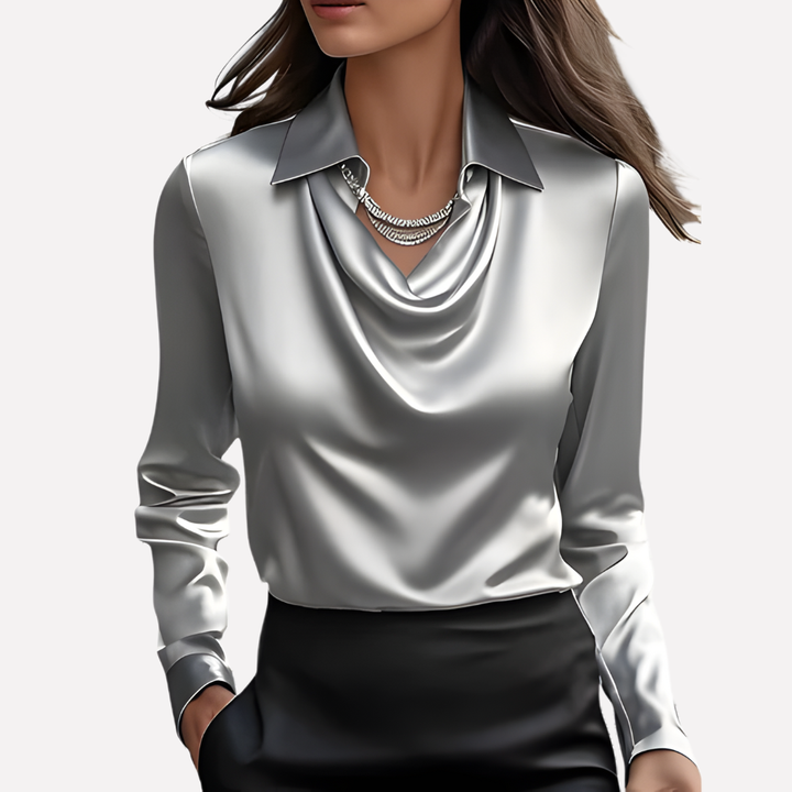 Silbergraue Satinbluse mit Wasserfallkragen, getragen von einem Model mit mehrreihiger Halskette und schwarzem Rock 8