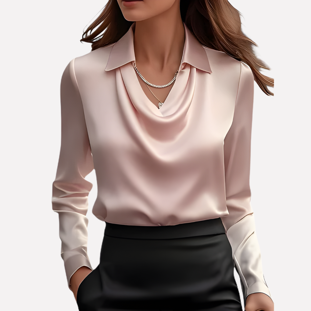 Zartrosa Satinbluse mit Wasserfallkragen, kombiniert mit schwarzem Rock und feiner Kette mit Herzanhänger 9