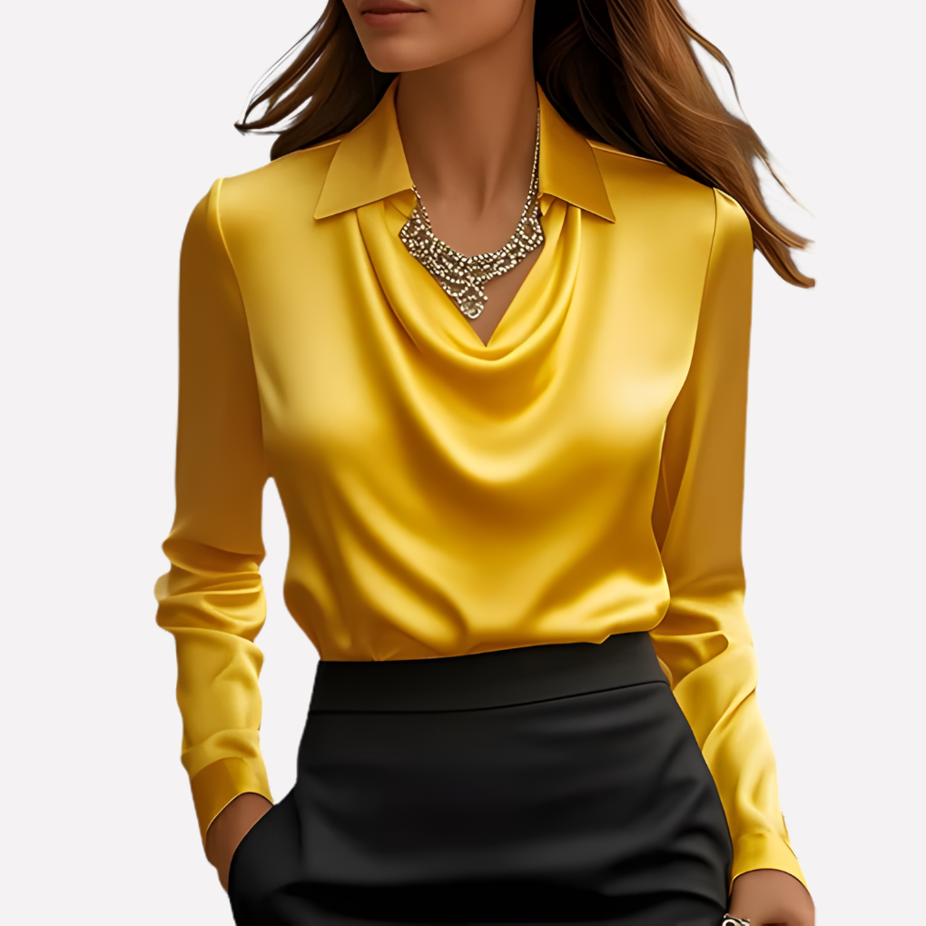 Gelbe Satinbluse mit Wasserfallkragen und langen Ärmeln, getragen mit auffälligem Statement-Collier und schwarzem Rock 10