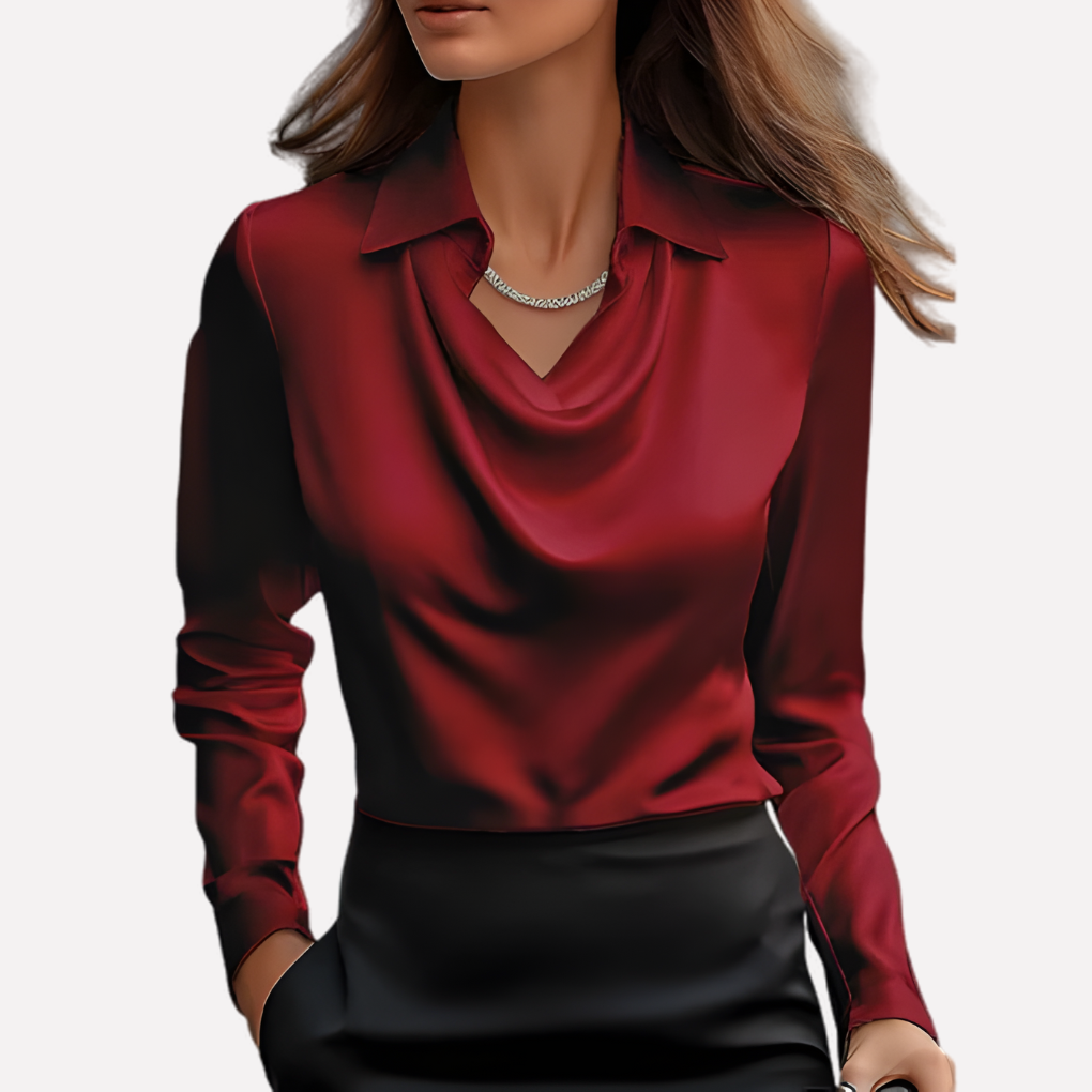 Satinbluse mit Wasserfallkragen in Weinrot, getragen von einem Model mit schwarzem Rock 4