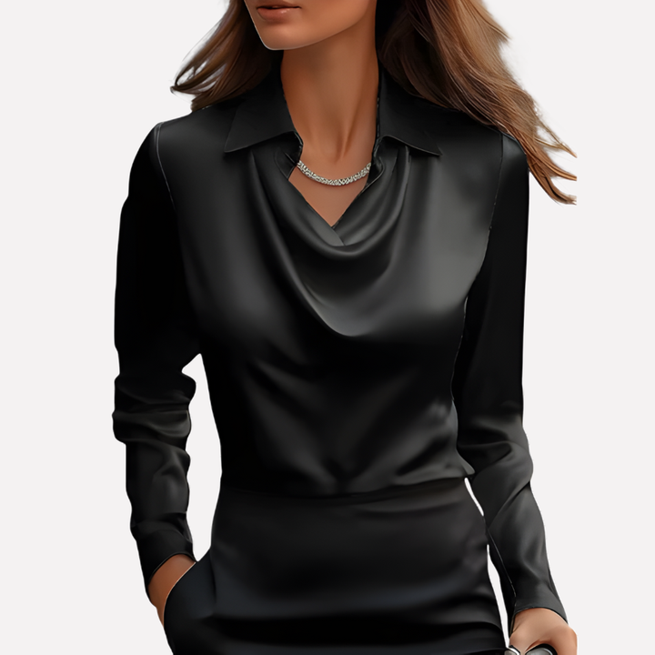 Satinbluse mit Wasserfallkragen in Schwarz, getragen zu schwarzem Rock und glitzernder Halskette 2
