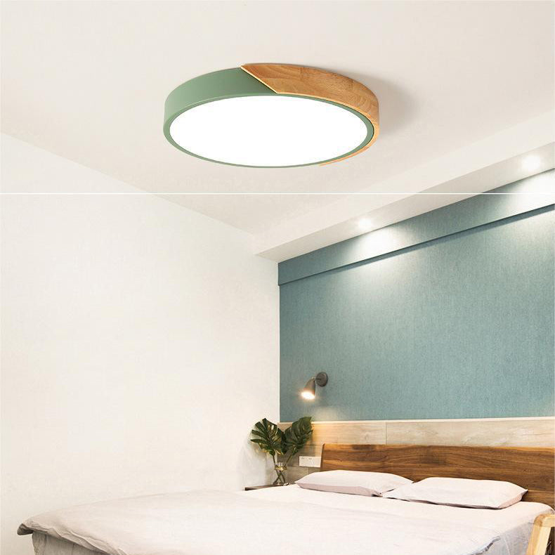 Grüne Deckenleuchte mit Holzsegment in einem Schlafzimmer mit Holzkopfteil, türkiser Wand, Wandleuchte und Pflanze. 6