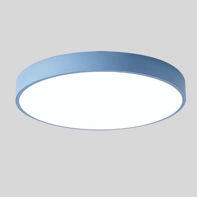 Blaue runde LED-Deckenleuchte ohne Holzakzent, freigestellt vor hellgrauem Hintergrund mit leuchtender Unterseite. 8