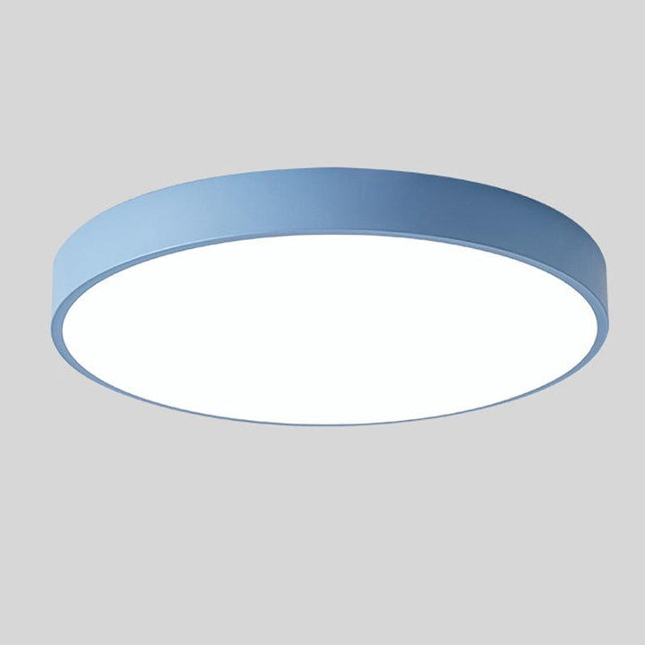 Blaue runde LED-Deckenleuchte ohne Holzakzent, freigestellt vor hellgrauem Hintergrund mit leuchtender Unterseite. 8