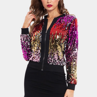 Frau trägt bunte Paillettenjacke, Reißverschluss, modisch, glamourös, Party-Outfit, elegant.
