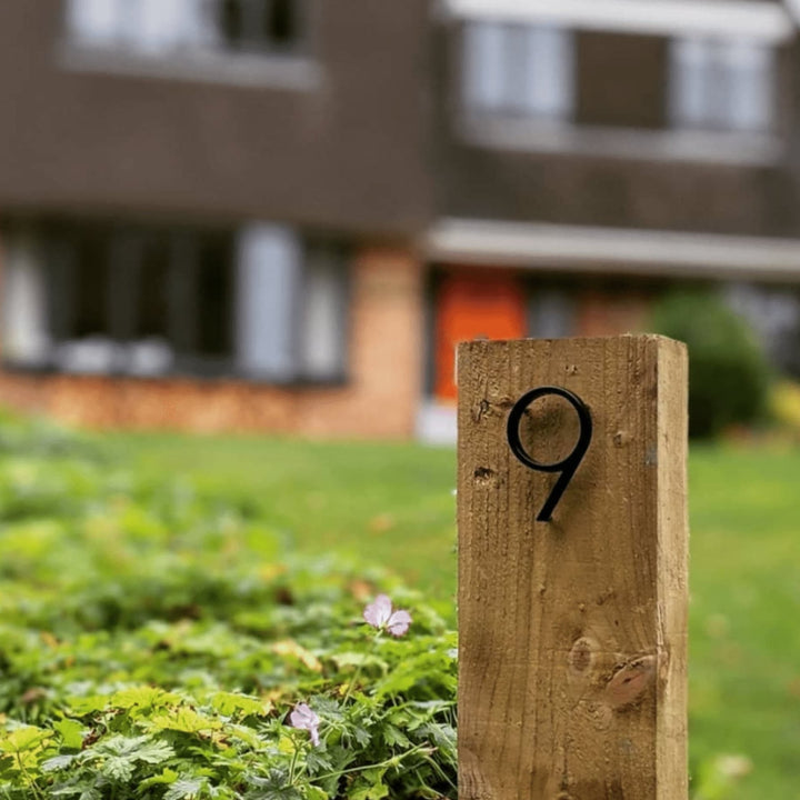 Números de casa modernos negros con diseño flotante – Numbré