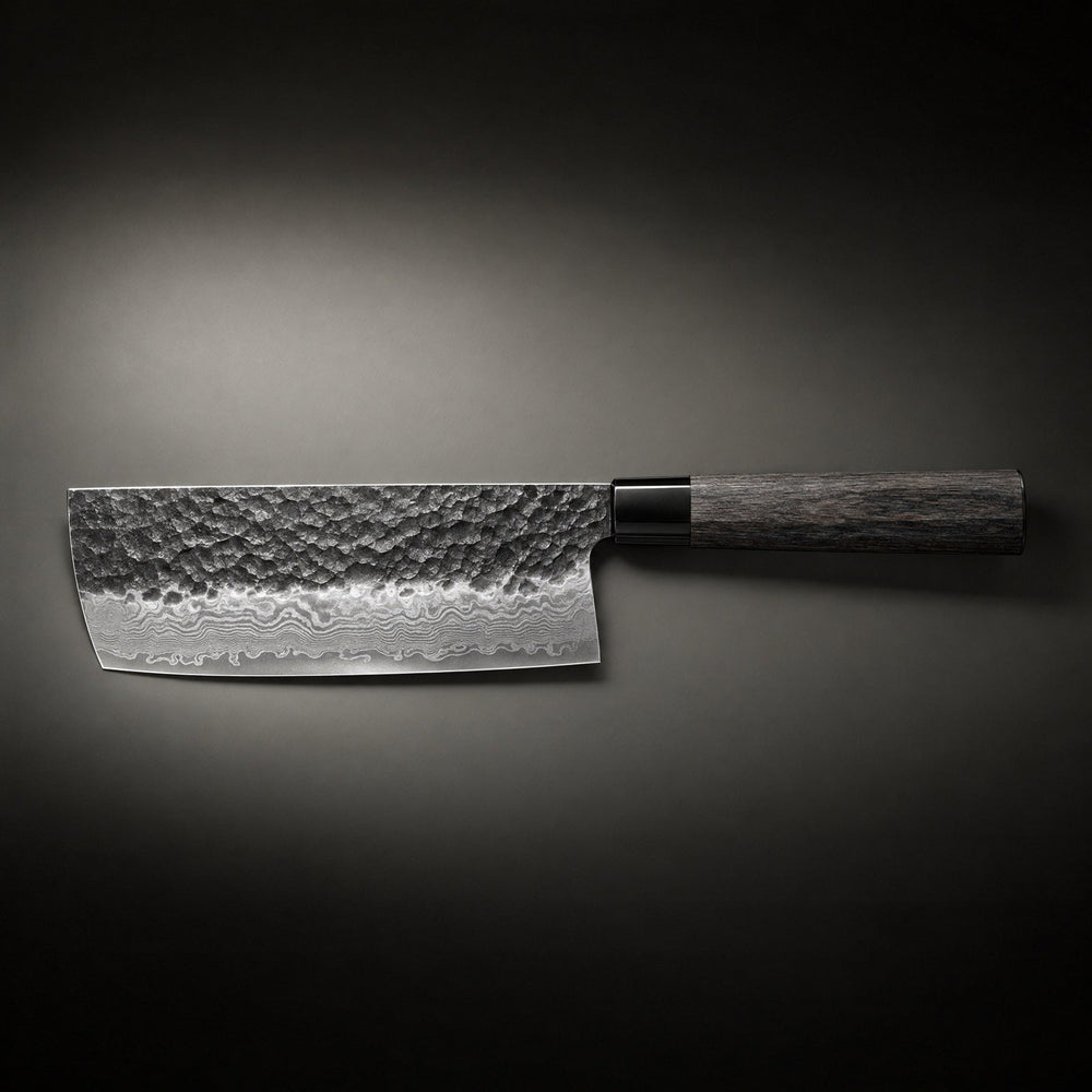 Das Messer waagerecht in der Seitenansicht, die ganze Klinge mit gehämmertem Rücken, gemasertem Schneidenbereich und Holzgriff mit schwarzer Zwinge. 2