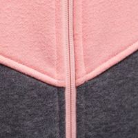 Rosa und grauer Reißverschluss-Pullover aus Baumwolle, Nahaufnahme, modisches Design.