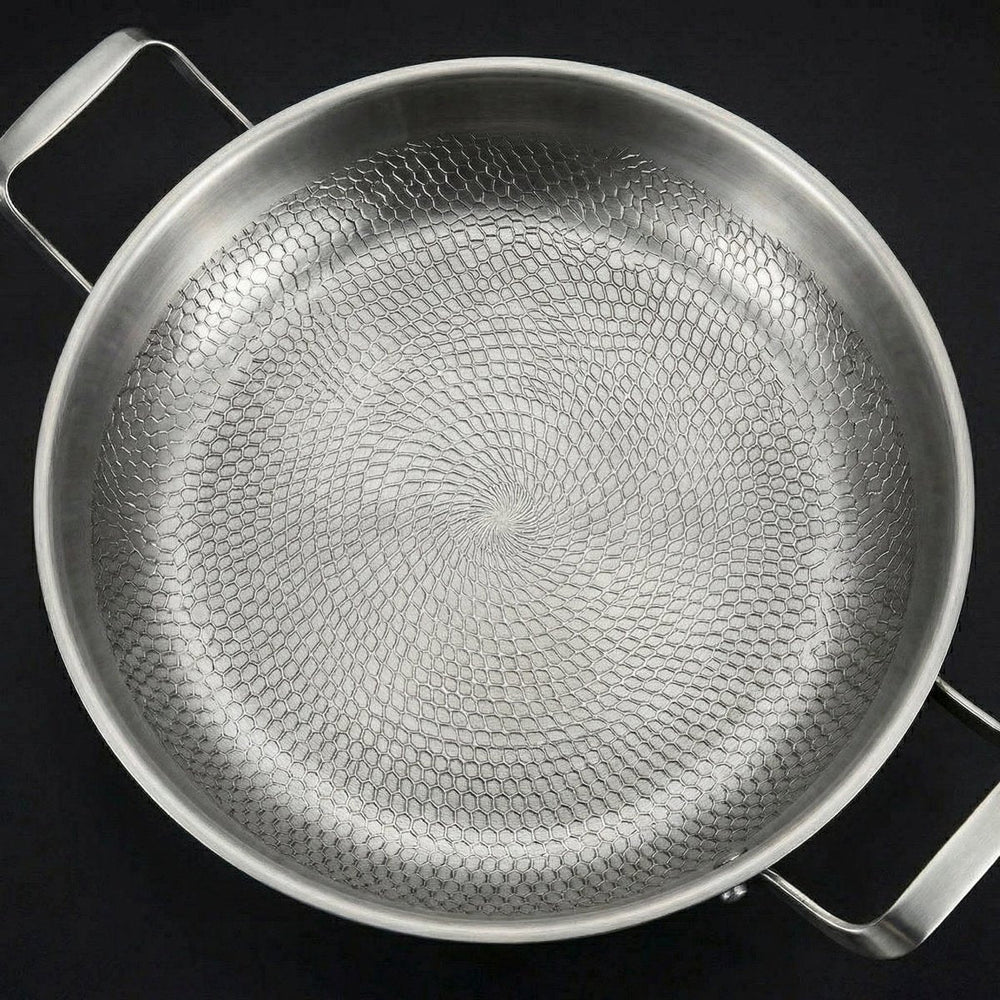 Draufsicht auf die leere Pfanne, die das spiralförmige, wabenartige Hammerschlagmuster im Innenboden in Nahaufnahme zeigt. 2