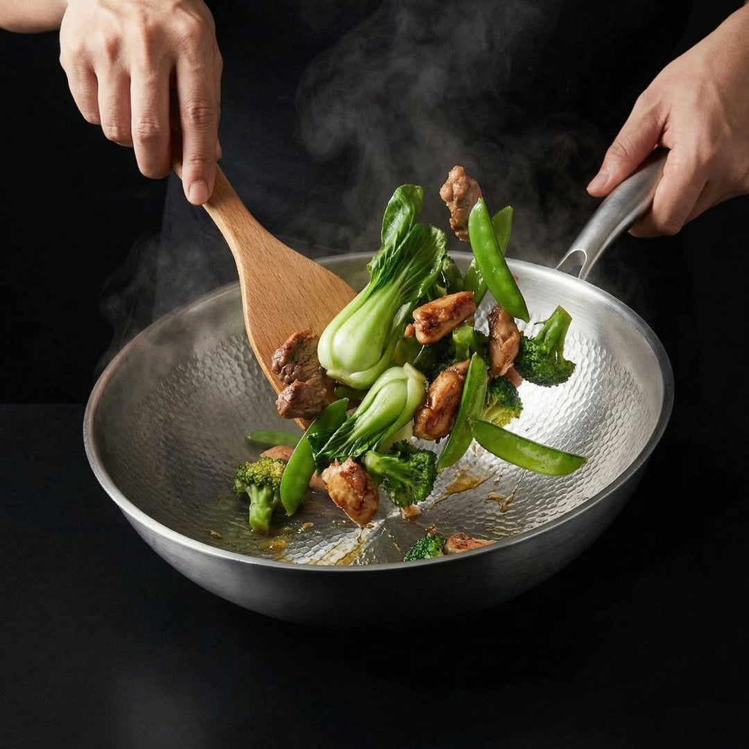 Zwei Hände rühren mit einem Holzspatel Pak Choi, Brokkoli, Zuckerschoten und Fleisch im dampfenden Wok. 8