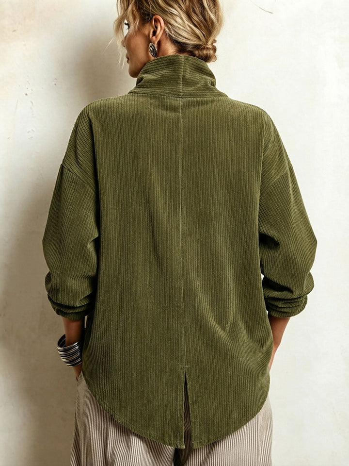 Rückansicht des olivgrünen Cord-Sweaters mit hohem Kragen, mittlerer Rückennaht, kleinem Schlitz am Saum und abgerundetem Abschluss. 2