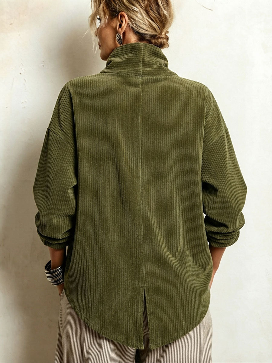 Rückansicht des olivgrünen Cord-Sweatshirts mit hohem Kragen, geschwungenem Saum und kurzem Schlitz in der hinteren Mitte. 4