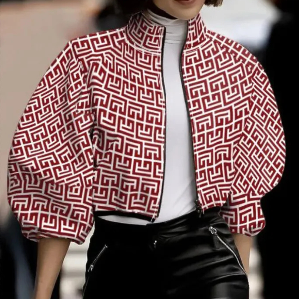 Damenjacke mit rotem geometrischem Muster, Reißverschluss, modisch, elegant, Herbstmode.