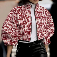Damenjacke mit rotem geometrischem Muster, Reißverschluss, modisch, elegant, Herbstmode.