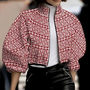 Damenjacke mit rotem geometrischem Muster, Reißverschluss, modisch, elegant, Herbstmode.