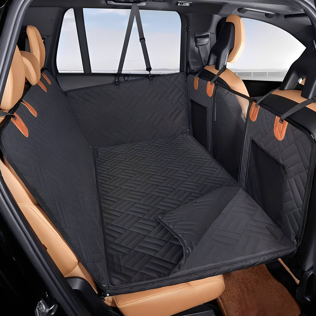 Leere schwarze Rücksitzverlängerung im Auto mit Netztaschen an der Seitenwand, Haltegurten und teilweise zurückgeklapptem Bodenteil. 7