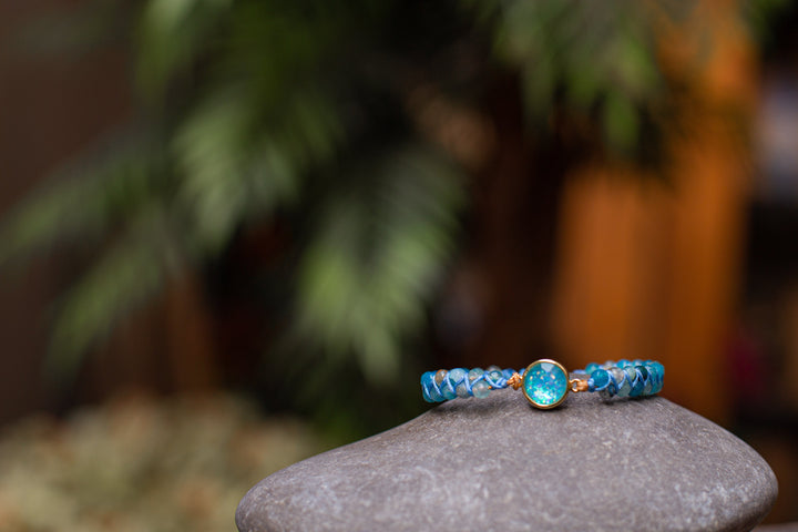 Brazalete de ópalo azul hipnotizante - Liora
