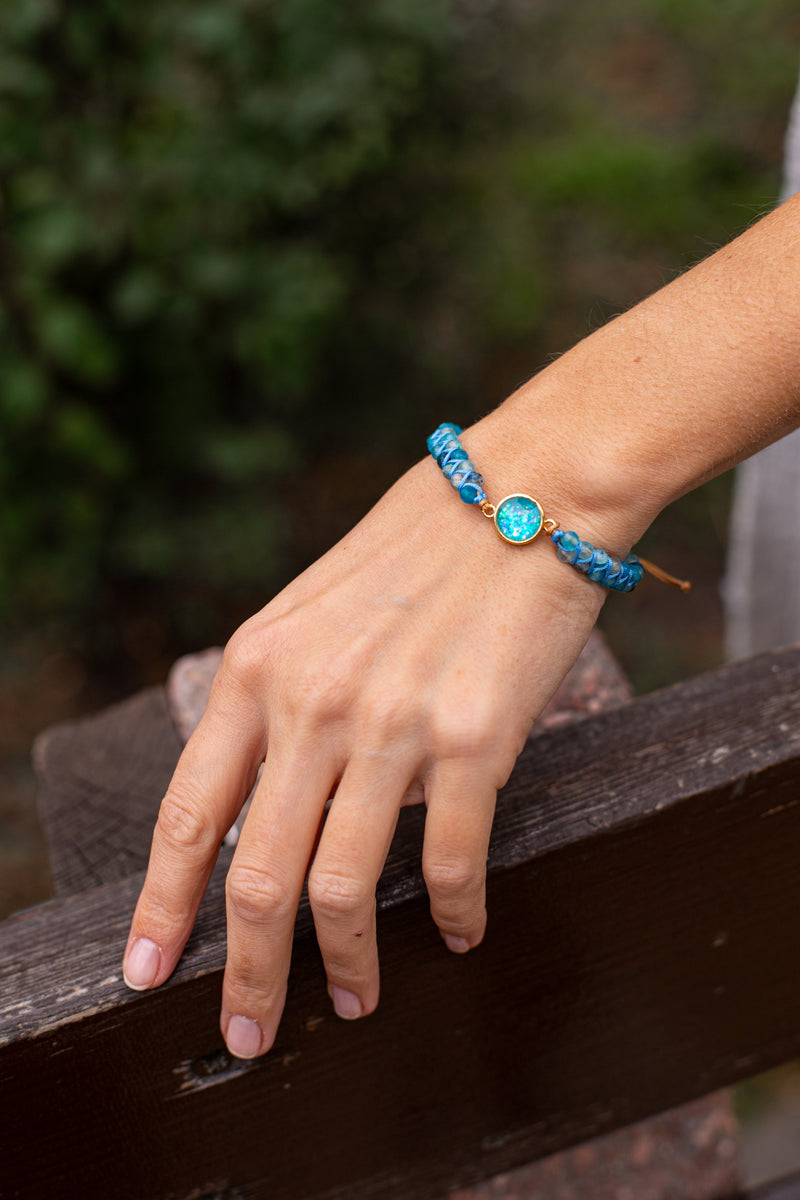 Brazalete de ópalo azul hipnotizante - Liora