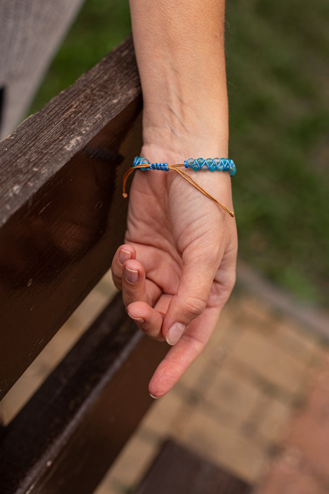 Brazalete de ópalo azul hipnotizante - Liora