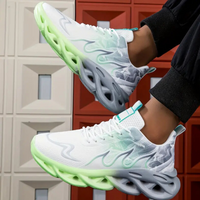 Weiße Sneaker mit grüner Sohle, modernes Design, atmungsaktives Material, sportlich, modisch.