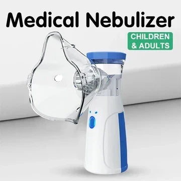 Weiß-blaues Inhalationsgerät mit aufgesetzter Maske vor hellem Hintergrund, Werbegrafik für die Anwendung bei Kindern und Erwachsenen. 3
