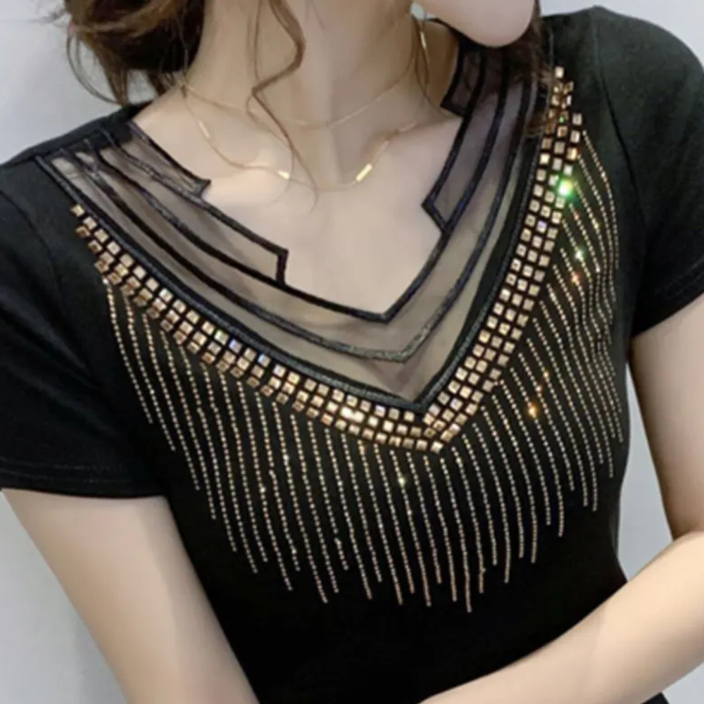 Schwarzes Damen-T-Shirt mit transparentem V-Ausschnitt und goldenen Pailletten, elegant, modisch.