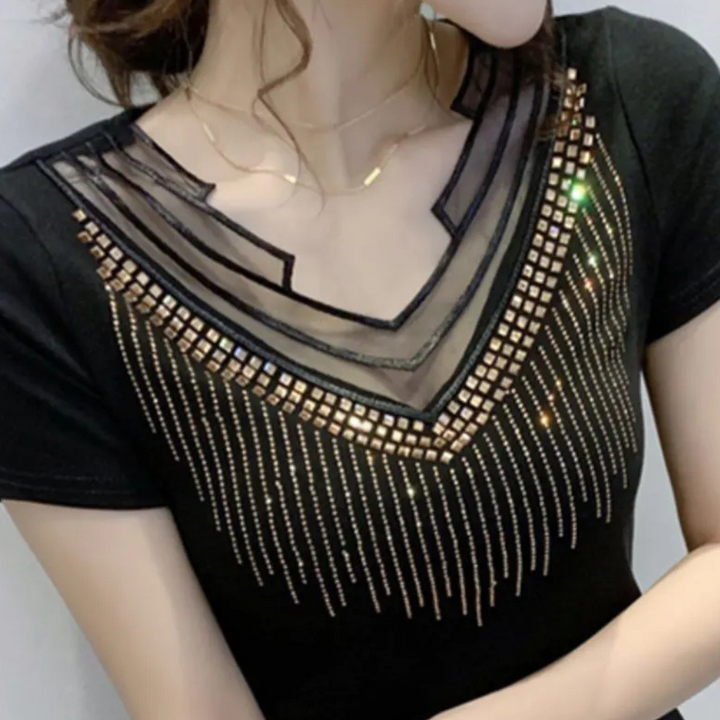 Schwarzes Damen-T-Shirt mit transparentem V-Ausschnitt und goldenen Pailletten, elegant, modisch.