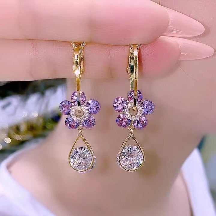 Luxurious Earrings with Floral Motif – LunaBloom