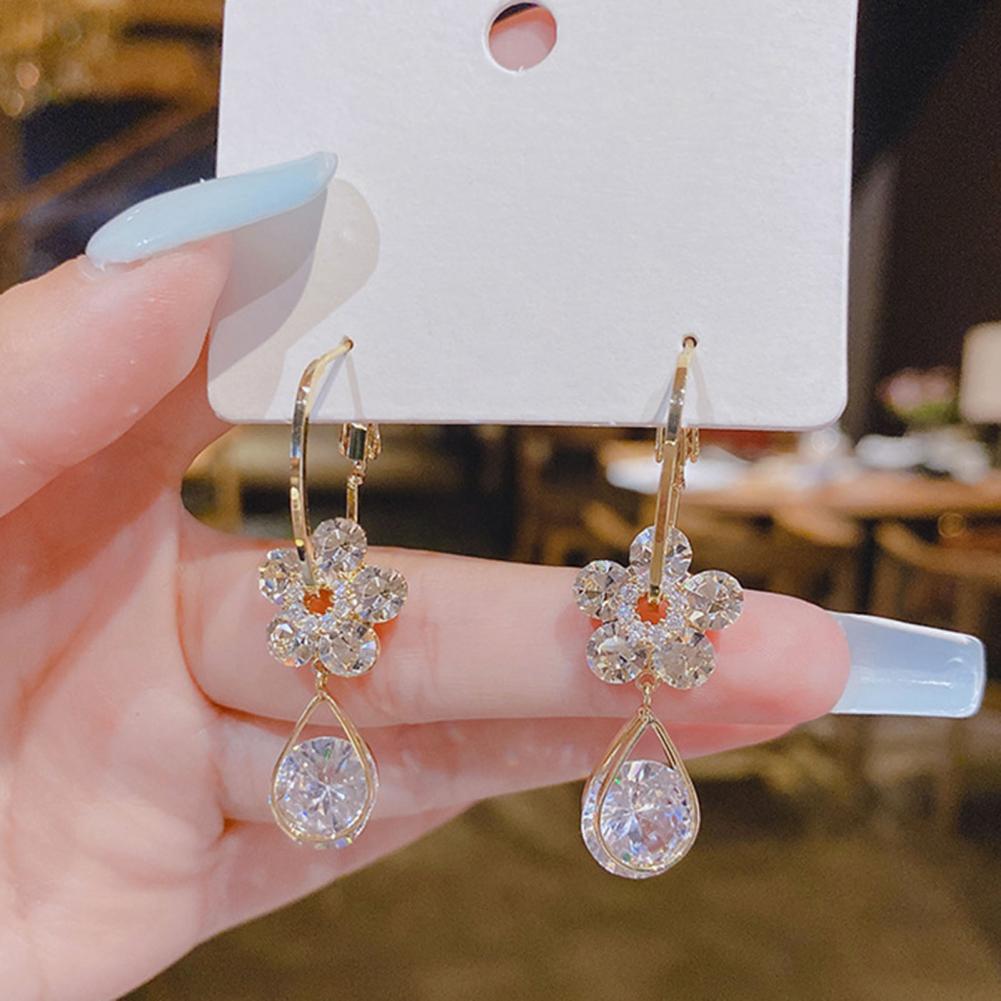Luxurious Earrings with Floral Motif – LunaBloom