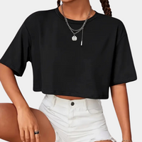 Frau trägt schwarzes Crop-Top und weiße Shorts, modisches Outfit, Sommermode, Freizeitkleidung.