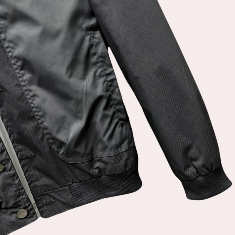 Schwarze Herrenjacke, wasserabweisend, mit Reißverschluss und Taschen, ideal für Herbstwetter.