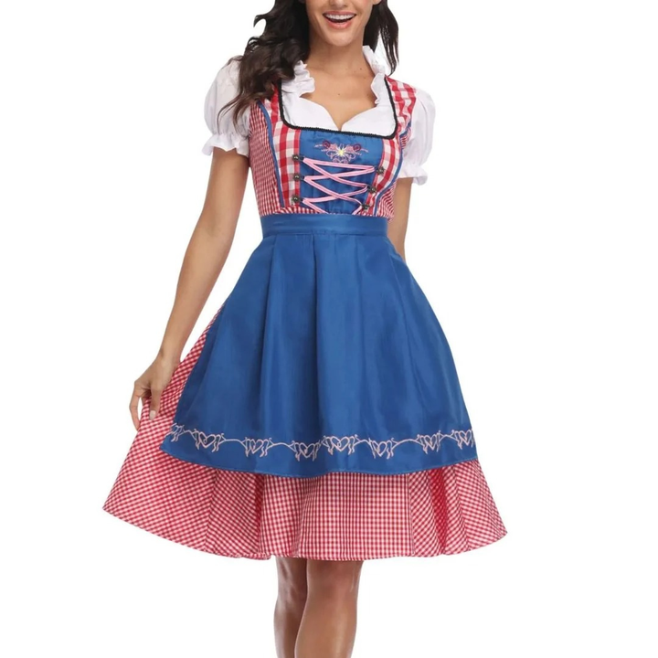 Frontansicht an einer lächelnden Frau: rot-weiß kariertes Dirndl mit leuchtend blauer Schürze, Stickerei am Saum und rosa Schnürung. 3