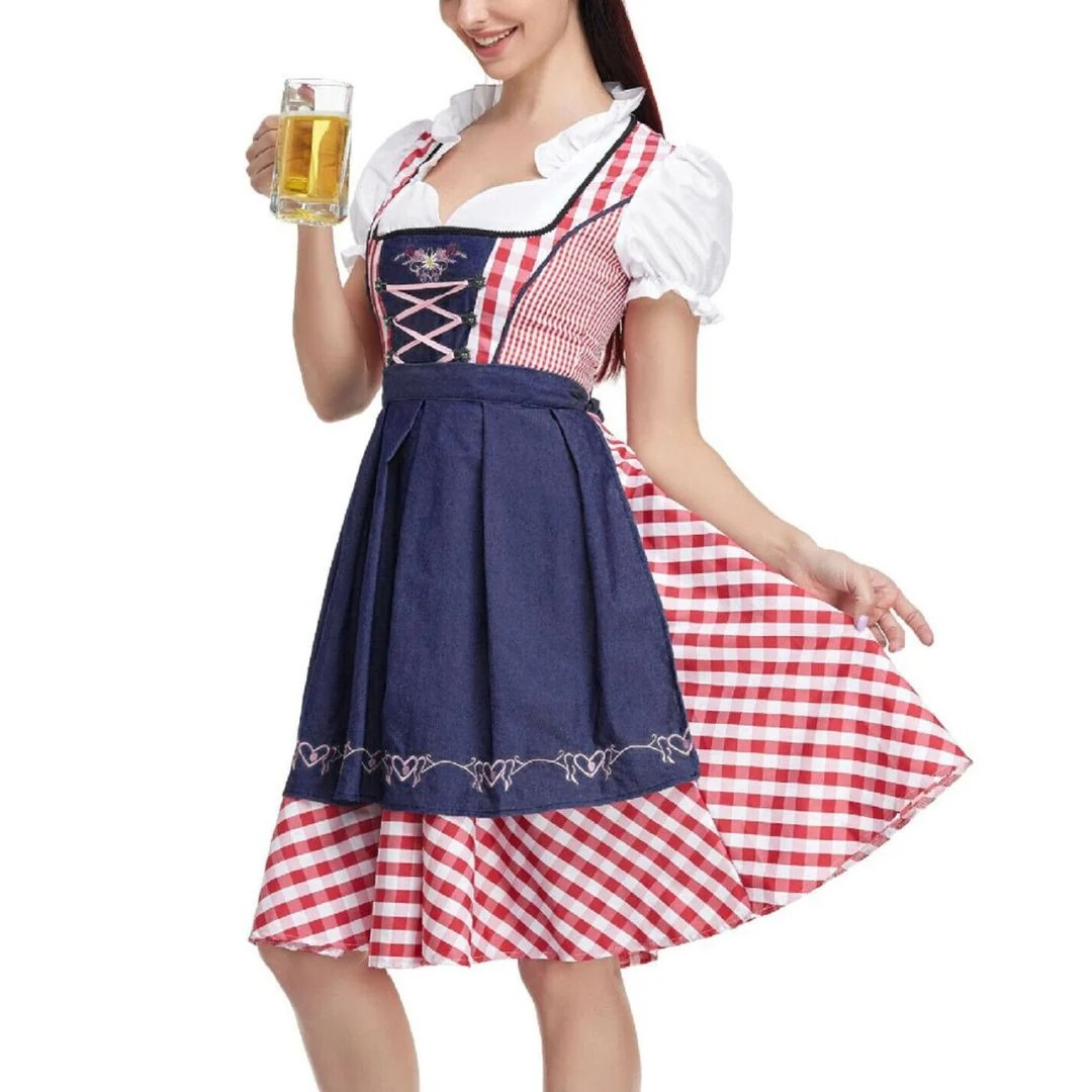 Frau hält ein Bierglas, trägt das rot karierte Dirndl mit dunkelblauer Jeansschürze und rosa Schnürung am Mieder. 2