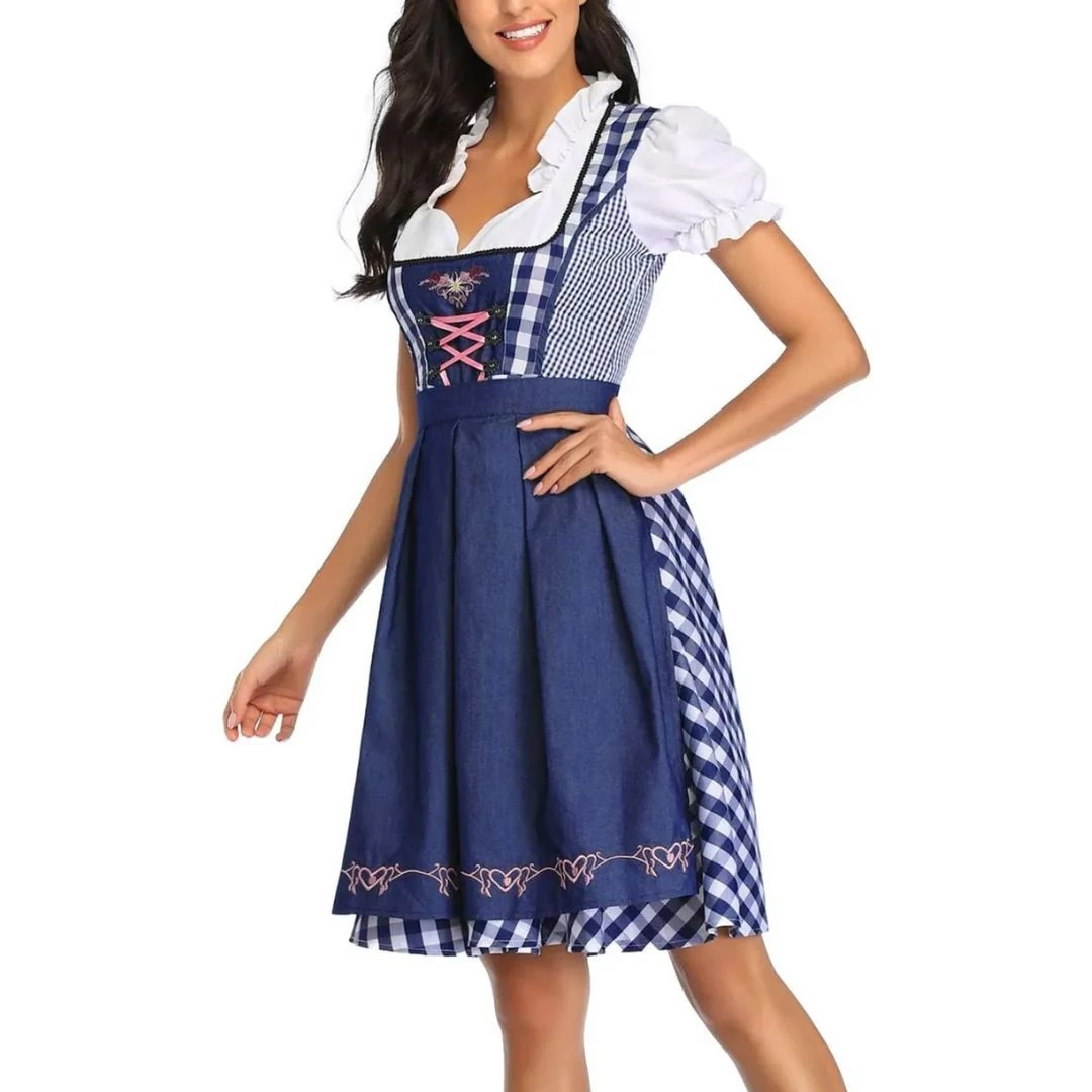 Dreiviertelansicht in Blau-Weiß: kariertes Dirndl mit marineblauer Schürze, rosa Schnürung, Puffärmeln und Rüschenausschnitt, Hand an der Hüfte. 6