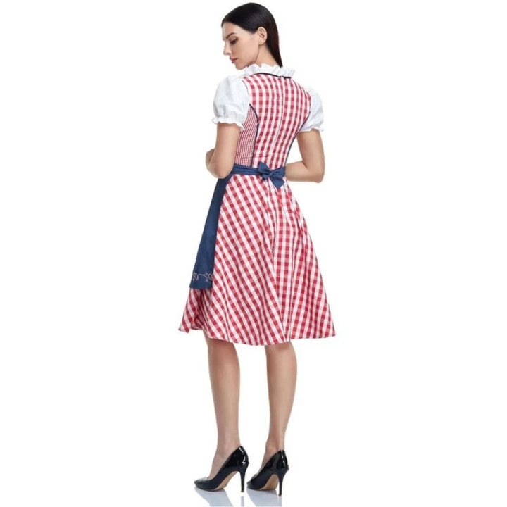 Rückenansicht des rot-weiß karierten Dirndls: Schürze mit Schleife in der Taille gebunden, Puffärmel und Rüschenkragen sichtbar. 8