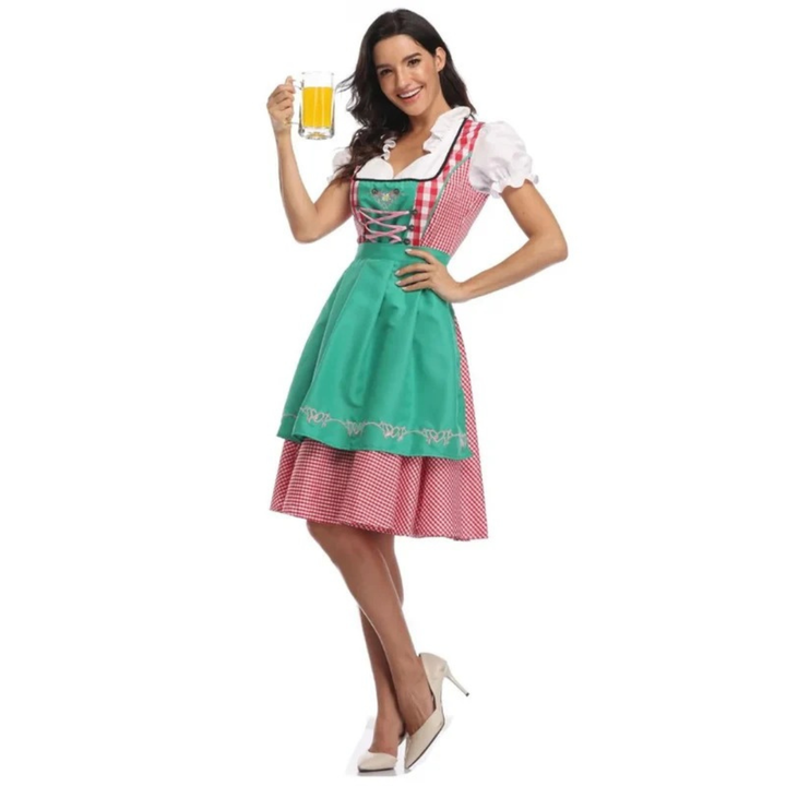 Ganzkörperbild einer Frau mit Bierkrug in der Hand: rot kariertes Dirndl mit grüner, bestickter Schürze und hellen Pumps. 4