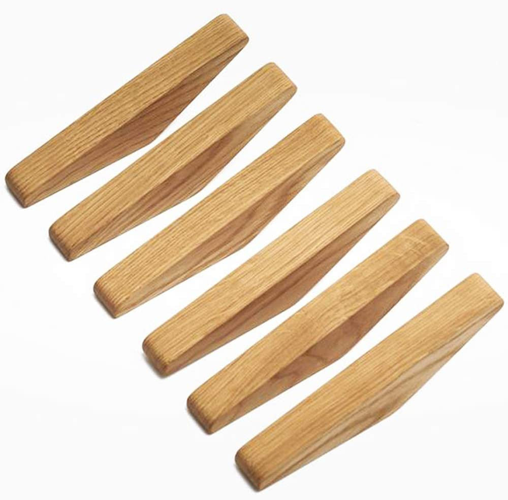 Sechs schlichte helle Holzhaken mit sichtbarer Maserung liegen nebeneinander vor weißem Hintergrund, schräg von oben fotografiert. 1
