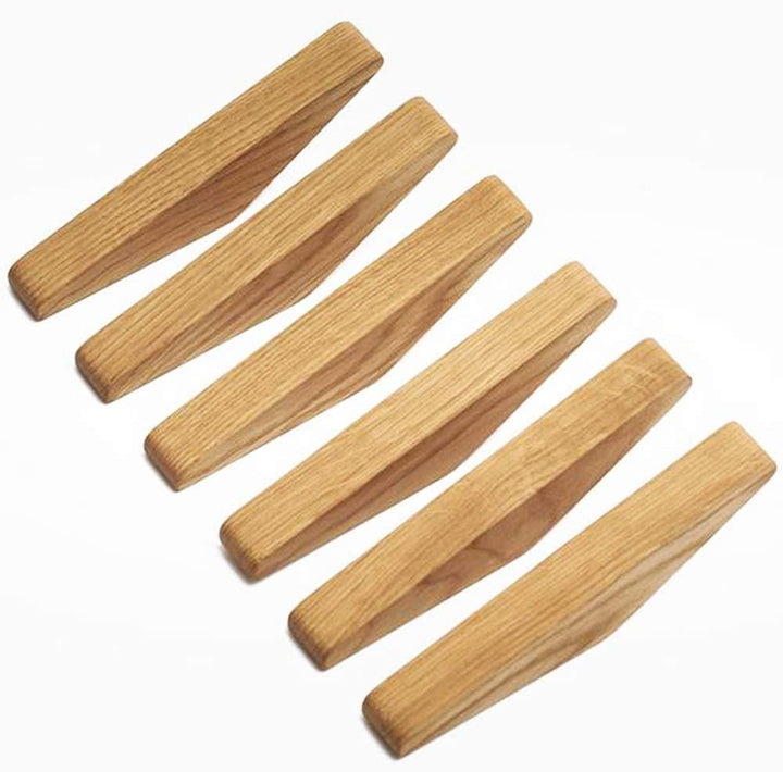 Sechs schlichte helle Holzhaken mit sichtbarer Maserung liegen nebeneinander vor weißem Hintergrund, schräg von oben fotografiert. 1
