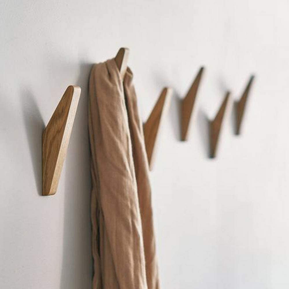 Sechs Holzhaken hängen in einer Reihe an einer weißen Wand, am ersten Haken hängt ein beigefarbener Schal. 2