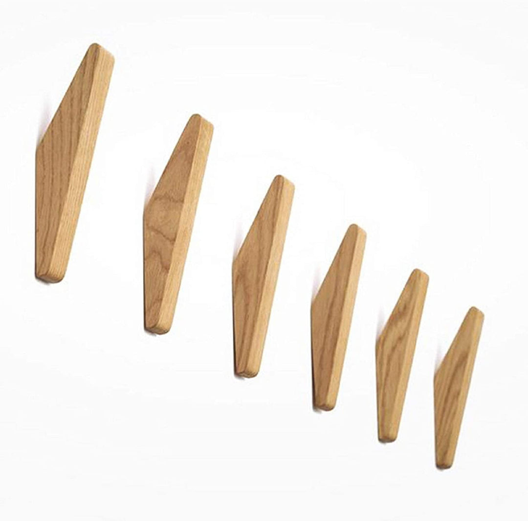 Sechs Holzhaken in unterschiedlichen Größen in einer schrägen Reihe, freigestellt vor weißem Hintergrund, mit deutlich erkennbarer Holzmaserung. 5
