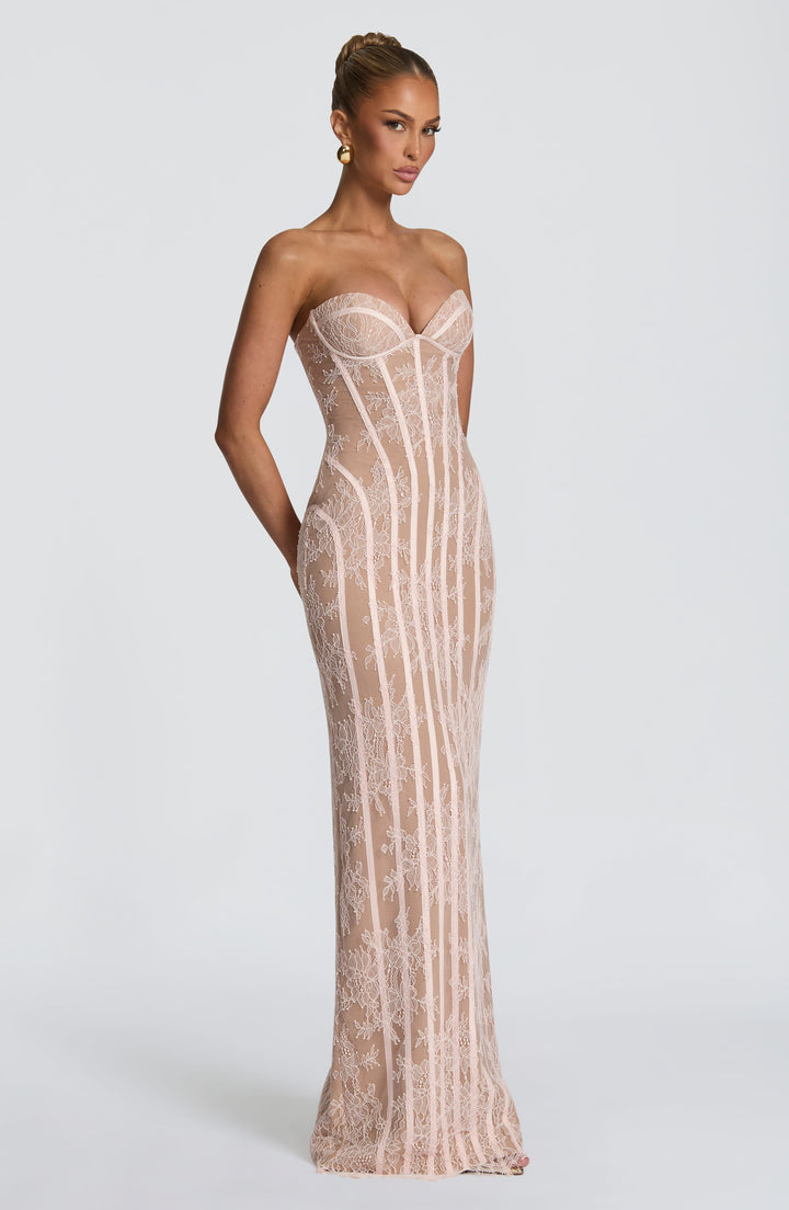 Das rosafarbene trägerlose Kleid in seitlicher Dreiviertelansicht, mit eng anliegender Silhouette und langem Rock. 16
