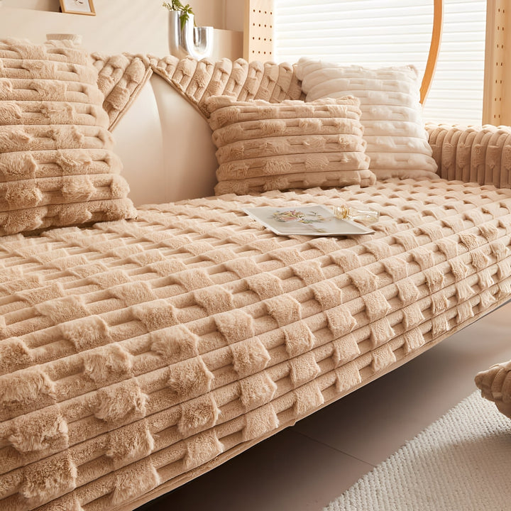 Das Sofa in der Farbe Kamelbeige, mit der Plüsch-Sofahusse und passenden Kissen im selben Reliefmuster. 9