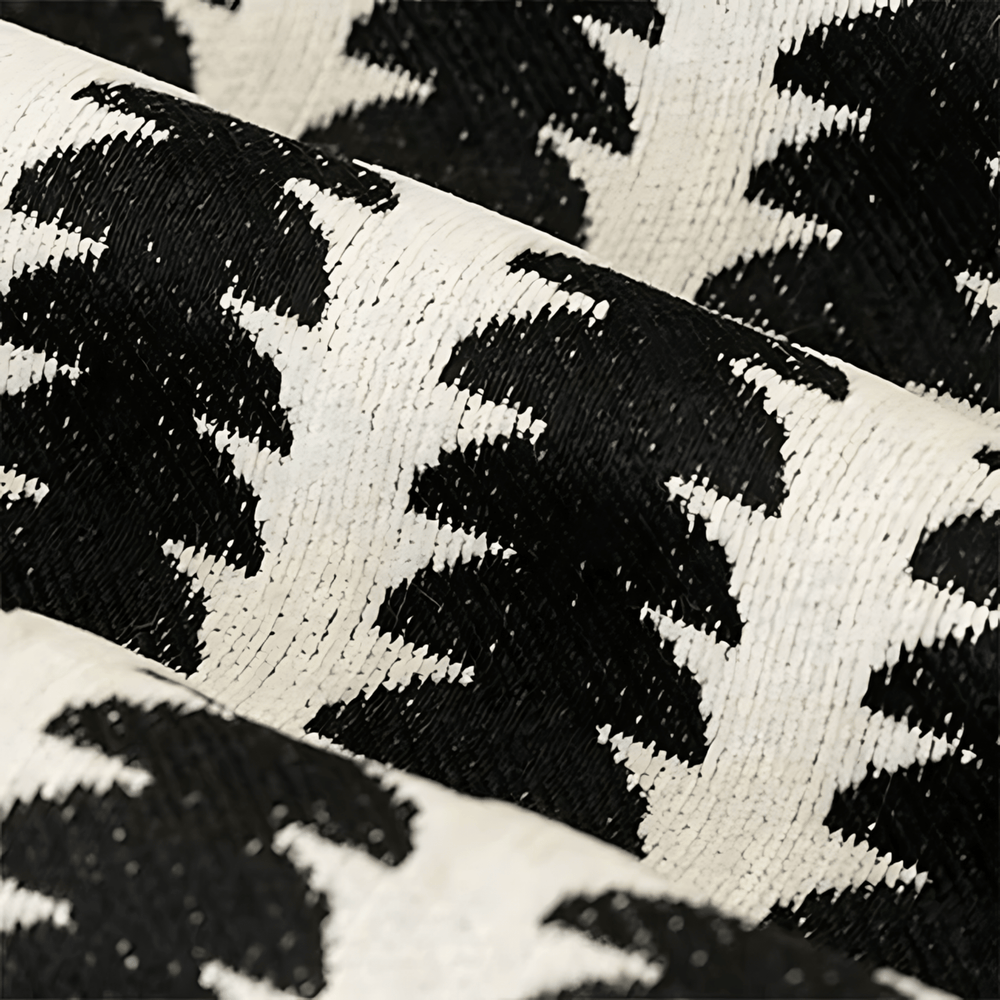 Nahaufnahme des gewebten Chenille-Stoffs in Schwarz und Weiß mit weicher, dichter Oberflächenstruktur und Musterdetail. 2